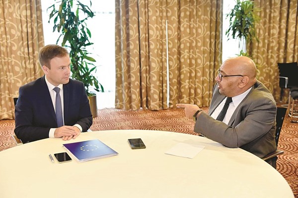 رئيس وفد البرلمان الأوروبي للعلاقات مع شبه الجزيرة العربية سفين سايمون خلال اللقاء مع الزميل أسامة دياب(متين غوزال)