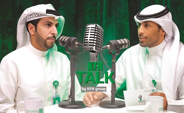محمد العوضي مستضيفا محمد الخميس في احدى حلقات KFH Talk