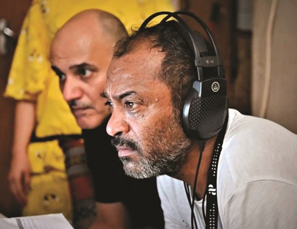 المخرج جمعان الرويعي وبجانبه خالد البريكي أثناء تصوير لعبة السعادة في البحرين