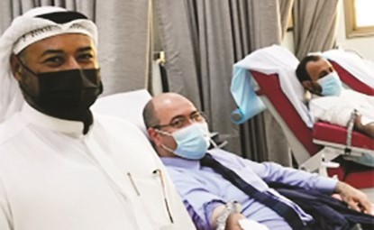 موظفو الإنماء العقارية خلال حملة التبرع بالدم