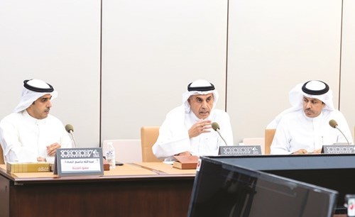 مبارك الخجمة ود.عبدالله الطريجي وعبدالله المضف أثناء الاجتماع