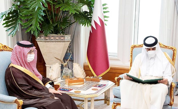 صاحب السمو أمير قطر الشيخ تميم بن حمد مستقبلا سفير خادم الحرمين الشريفين لدى الدوحة أمس	(واس)