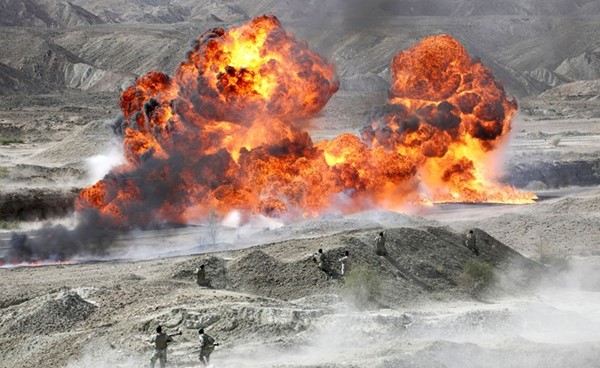 جانب من المناورات العسكرية التي دشنتها إيران مؤخرا قرب خليج عمان	(رويترز)