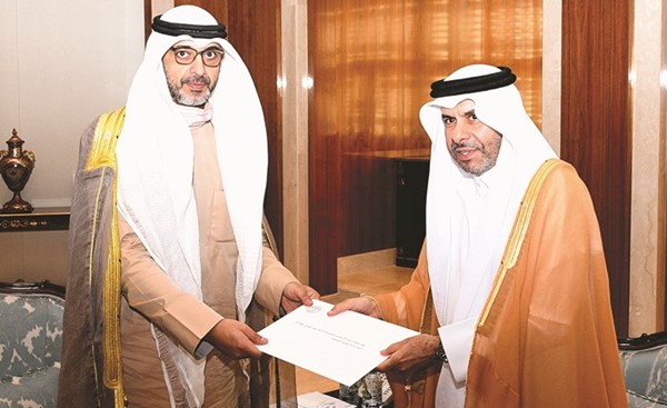 الشيخ محمد العبدالله يتسلم الرسالة الخطية من سفير قطر