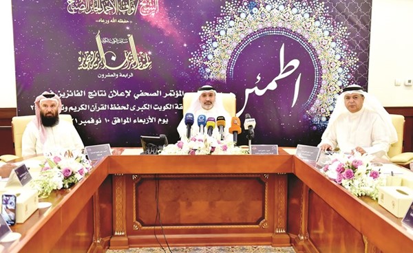 منصور الصقعبي وصقر السجاري وحمد سنان خلال إعلان نتائج المسابقة(متين غوزال)