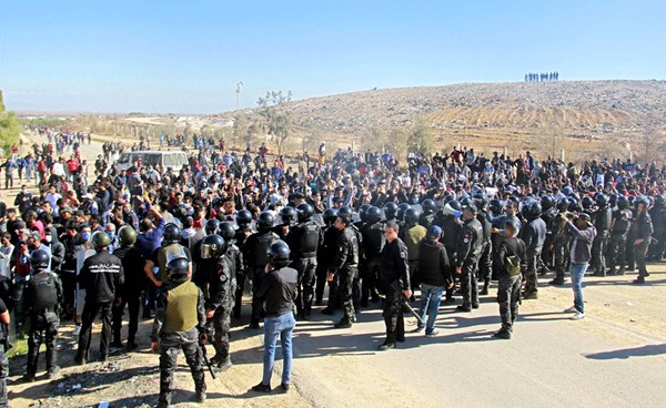 قوات الأمن تواجه محتجين خلال اضراب عام في بلدة عقارب (أ.ف.ب)
