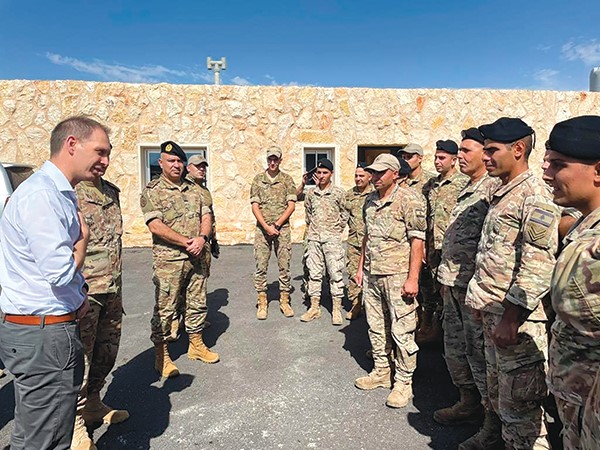  السفير البريطاني إيان كولارد خلال زيارته الأولى إلى فوج الحدود البرية الثاني بالبقاع (محمود الطويل)