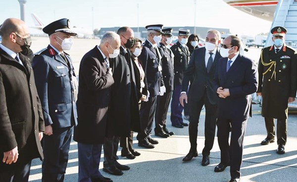 الرئيس عبد الفتاح السيسي يصل الي مطار شارل ديجول بالعاصمة الفرنسية باريس امس