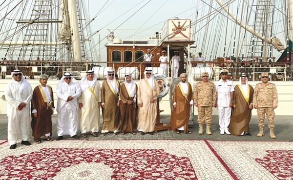 السفير العماني د.صالح الخروصي متوسطا الحضور على متن السفينة العمانية