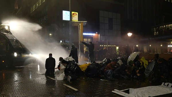 بالفيديو.. مواجهات بين الشرطة الهولندية ومتظاهرين يحتجون على إعادة فرض قيود صحية