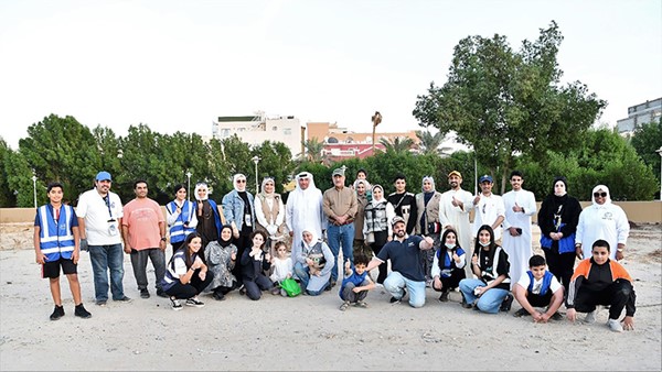 الشيخ محمد اليوسف مع عدد من المتطوعين