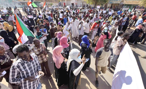 معارضو الانقلاب يتظاهرون في الخرطوم احتجاجا على إجراءات العسكر (أ.ف.پ)