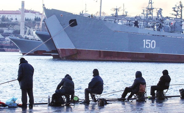 سفن عسكرية روسية في ميناء سيفاستوبول على البحر الأسود في القرم (رويترز)