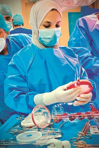 د.عبير الذايدي خلال إجراء العملية الجراحية