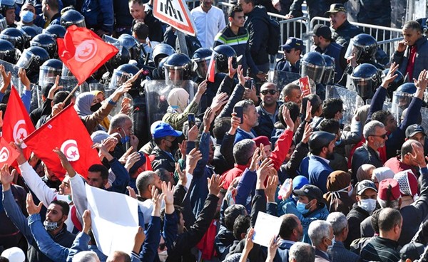 تونسيون يرفعون أعلام بلادهم خلال تظاهرة أمام البرلمان للمطالبة باستعادة المسار الديموقراطي امس		(أ.ف.پ)