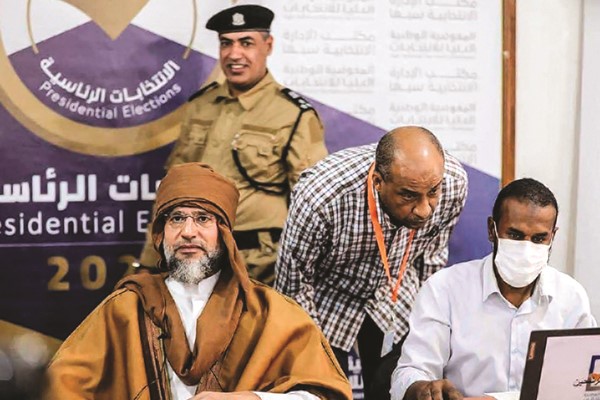 سيف الاسلام القذافي خلال تقديم ترشحه لانتخابات الرئاسة الليبية (أ.ف.پ)