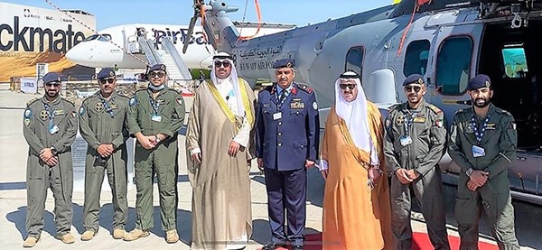 الشيخ عبدالله العلي واللواء الركن طيار بندر المزين والقنصل ذياب الرشيدي خلال جولة في المعرض