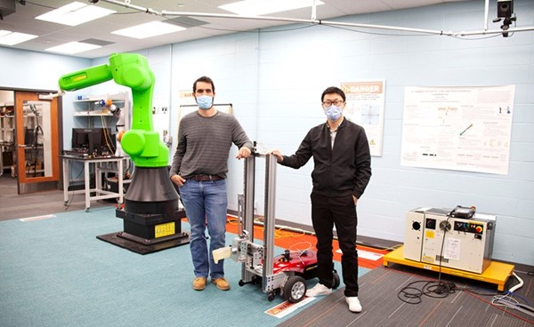 الباحثان يوفينج سون وسام كينغ مع الروبوت الذي يعملان عليه