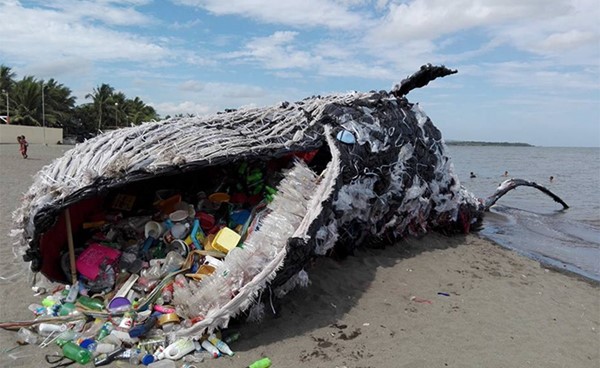 حوت عملاق من البلاستيك للتوعية على مخاطر تلوث البحر في الكاميرون