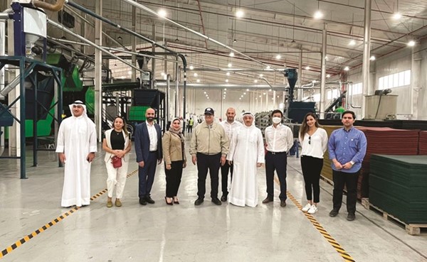 د.طارق الشيخ ووفد الأمم المتحدة خلال زيارة مصنع إعادة تدوير الإطارات