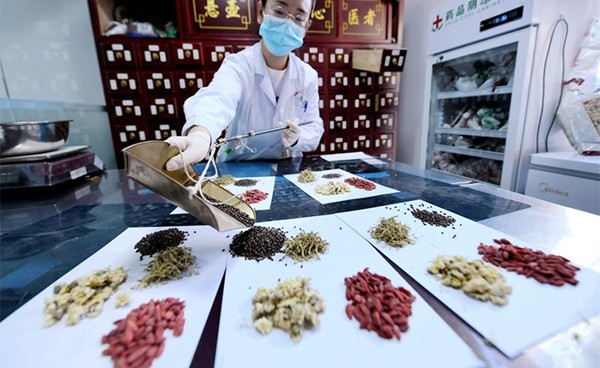 مسؤولة: الطب الصيني التقليدي يلعب دورًا مهمًا في علاج مرضى "كوفيد-19"