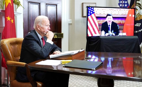 الرئيس الأميركي جو بايدن ونظيره الصيني شي جينبينغ خلال قمة افتراضية من غرفة روزفلت بالبيت الأبيض (أ.ف.پ)