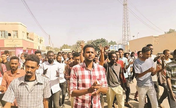 صورة تداولتها وسائل إعلام سودانية لمتظاهرين خلال مليونية 17 نوفمبر احتجاجا على الانقلاب في عطبرة أمس