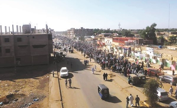 صورة تداولها ناشطون على مواقع التواصل لمتظاهرين في مدينة ودمدني وسط السودان