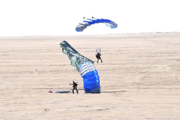 نزول مظليين في ختام تمرين رماية الخليج ٢٠٢١ بأعلام الكويت والسعودية وأميركا