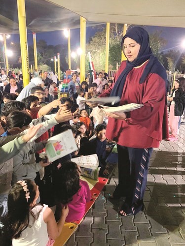 توزيع كتيبات توعوية على الأطفال