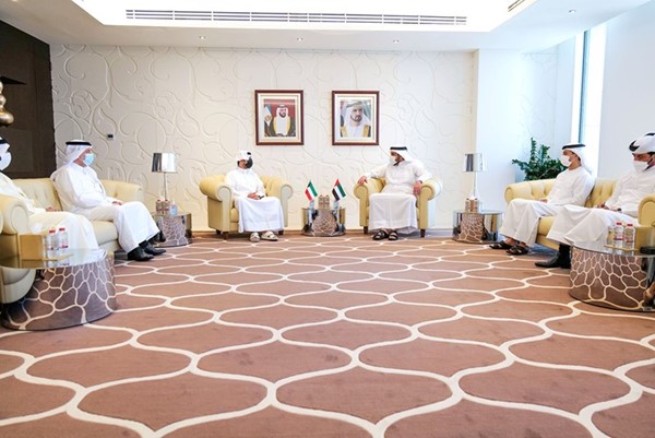 الشيخ أحمد بن محمد آل مكتوم قد مستقبلا الشيخ فهد الناصر والوفد المرافق له