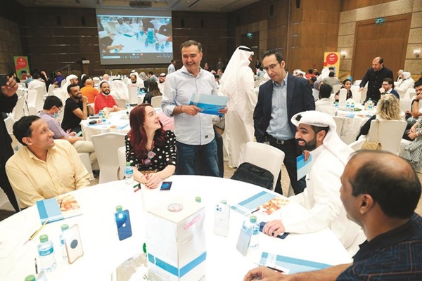 عمر البسام وتابان تريباثي يشاركان الموظفين الأنشطة خلال الاحتفالية
