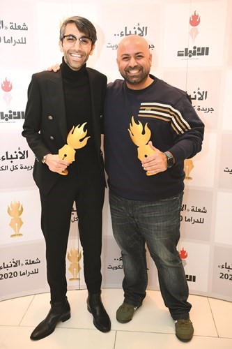 أنور مع المنتج عبدالله بوشهري بعد فوز محمد علي رود بأكثر من جائزة في شعلة الأنباء