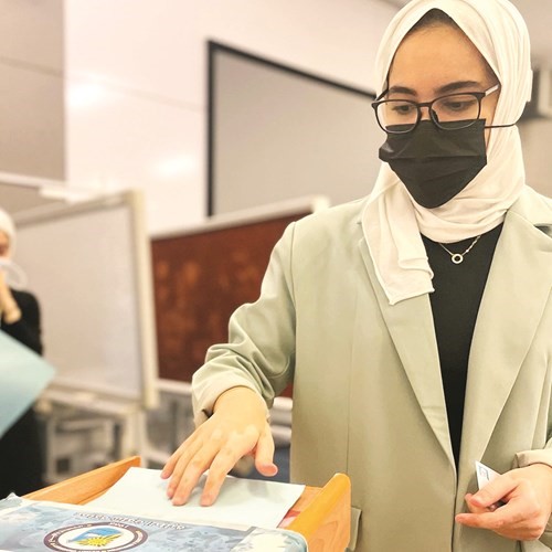 طالبة تدلي بصوتها
