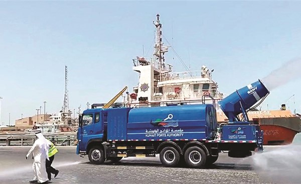 الصورة الثالثة شركة ساني للصناعات الثقيلة سلمت 6 شاحنات رش متعددة الوظائف لمؤسسة الموانئ الكويتية