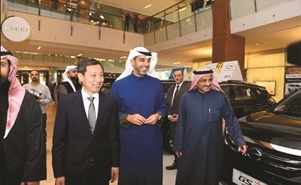 الصورة الثانية الشيخ محمد العبدالله والسفير الصيني لي مينغ قانغ خلال مؤتمر شركة ترومبتشي لإطلاق السيارات الجديدة GS4 وGS7 
وGA8 وGS8 في الكويت