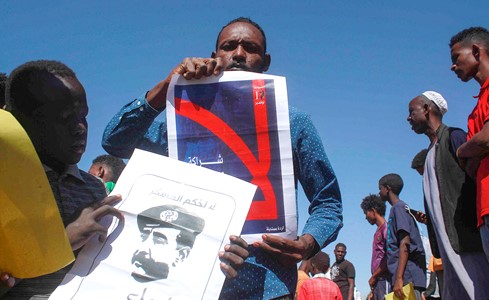 السودان: الاحتجاجات تتواصل رغم الإفراج عن موقوفين ومتظاهرون يتهمون حمدوك بـ «الخيانة»