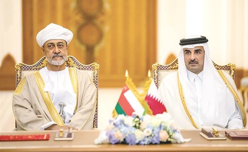 أمير قطر وسلطان عُمان يبحثان العلاقات الثنائية ويشهدان توقيع 6 اتفاقيات
