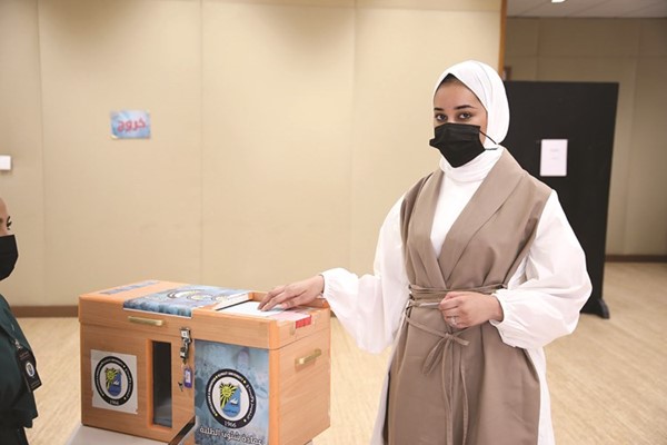 طالبة تدلي بصوتها في كلية العلوم الحياتية	 (أحمد علي)