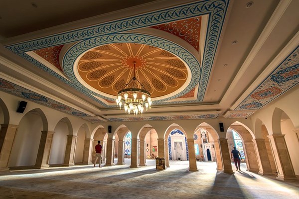 مساحة داخلية للمسجد والفن العمراني