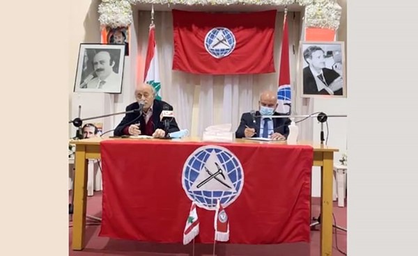 رئيس الحزب التقدمي الاشتراكي وليد جنبلاط متحدثا إلى كوادر حزبه في بلدة مزبود بإقليم الخروب(محمود الطويل)
