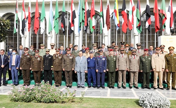 اللواء الركن فهد الطريجي مع المشاركين في الندوة الـ25 لرؤساء هيئات التدريب في الجيوش العربية