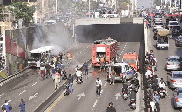 الإطفاء والدفاع المدني خلال إخماد حريق اندلع في حافلة في نفق سليم سلام ولا إصابات	(محمود الطويل)