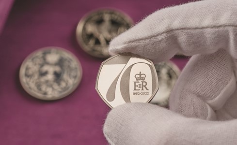 عملة معدنية جديدة بمناسبة اليوبيل البلاتيني لملكة بريطانيا