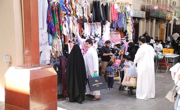 إقبال على الشراء رغم ارتفاع الأسعار في المباركية	(أحمد علي)