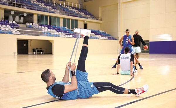 لاعبو أزرق السلة خلال التدريب		(أحمد علي)