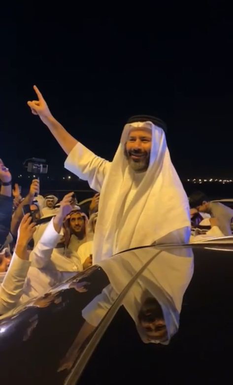 النائب السابق د . فيصل المسلم لحظة وصوله إلى الكويت وسجوده لله شكراً وحمداً