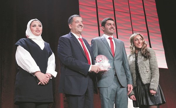 رئيس اتحاد طلبة أميركا عبدالعزيز الكندري يقدم درعا إلى وليد الخشتي على رعاية زين للمؤتمر