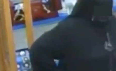 لقطة من ڤيديو للمتهمة خلال تنفيذ إحدى سرقاتها