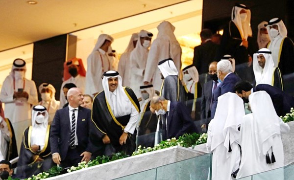 صاحب السمو الشيخ تميم بن حمد أمير قطر ورئيس فيفا جياني إنفانتينو خلال افتتاح البطولة